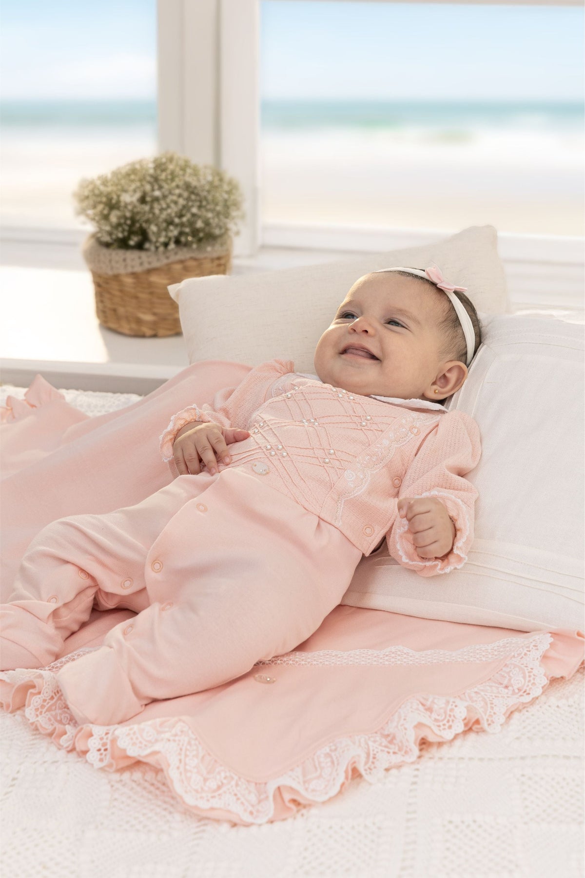 Saída Maternidade Macacão Bordado com Pérolas, Mangas Franzidas e Manta com Renda Elegante Paraiso