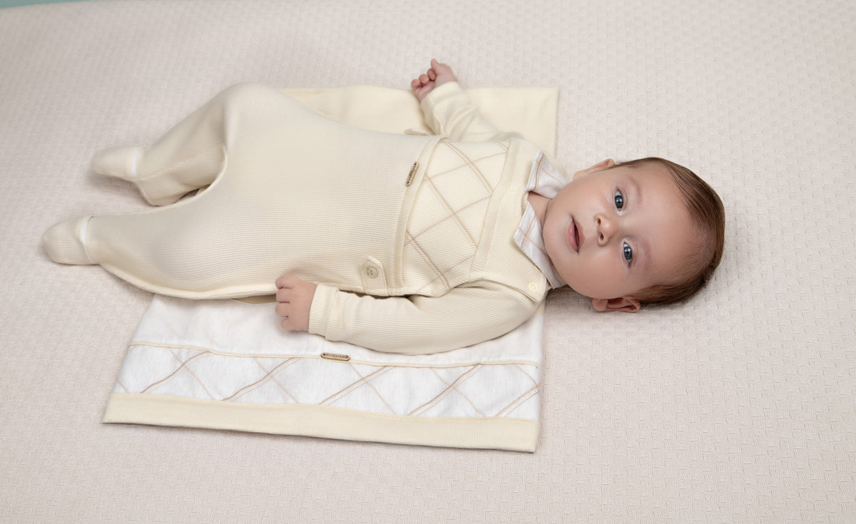 Saída Maternidade Macacão Quadriculado com Abertura Lateral e Manta Mescla Efeito Linho Paraiso.