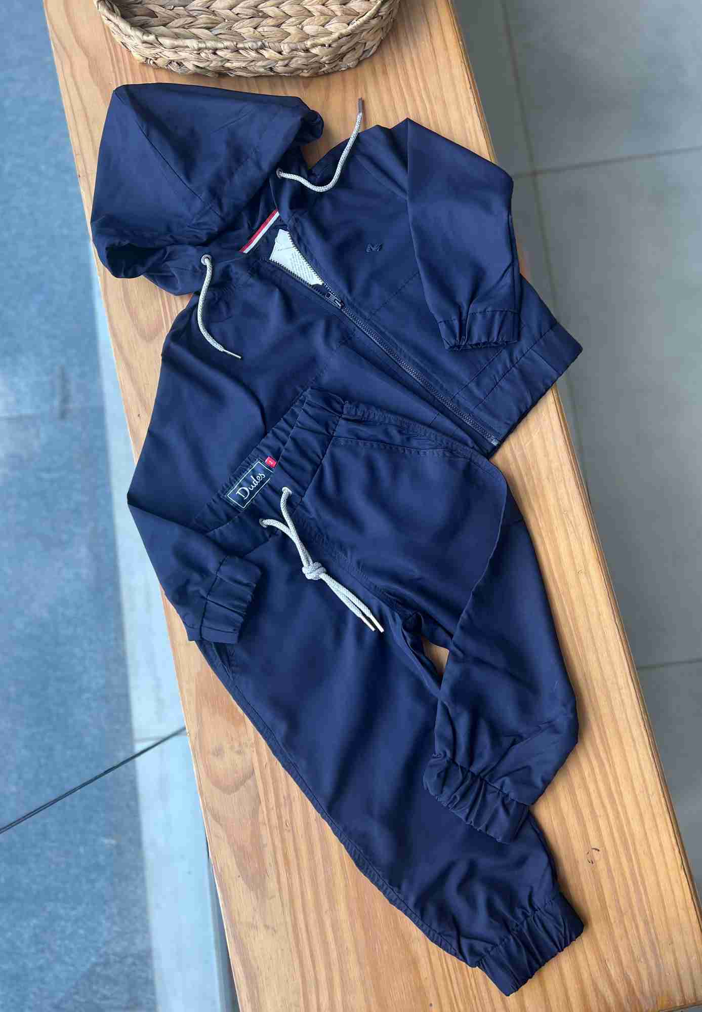 CONJUNTO BLUSÃO MANGA LONGA CAPUZ CORTA VENTO ZÍPER E CALÇA MENINO DUDES