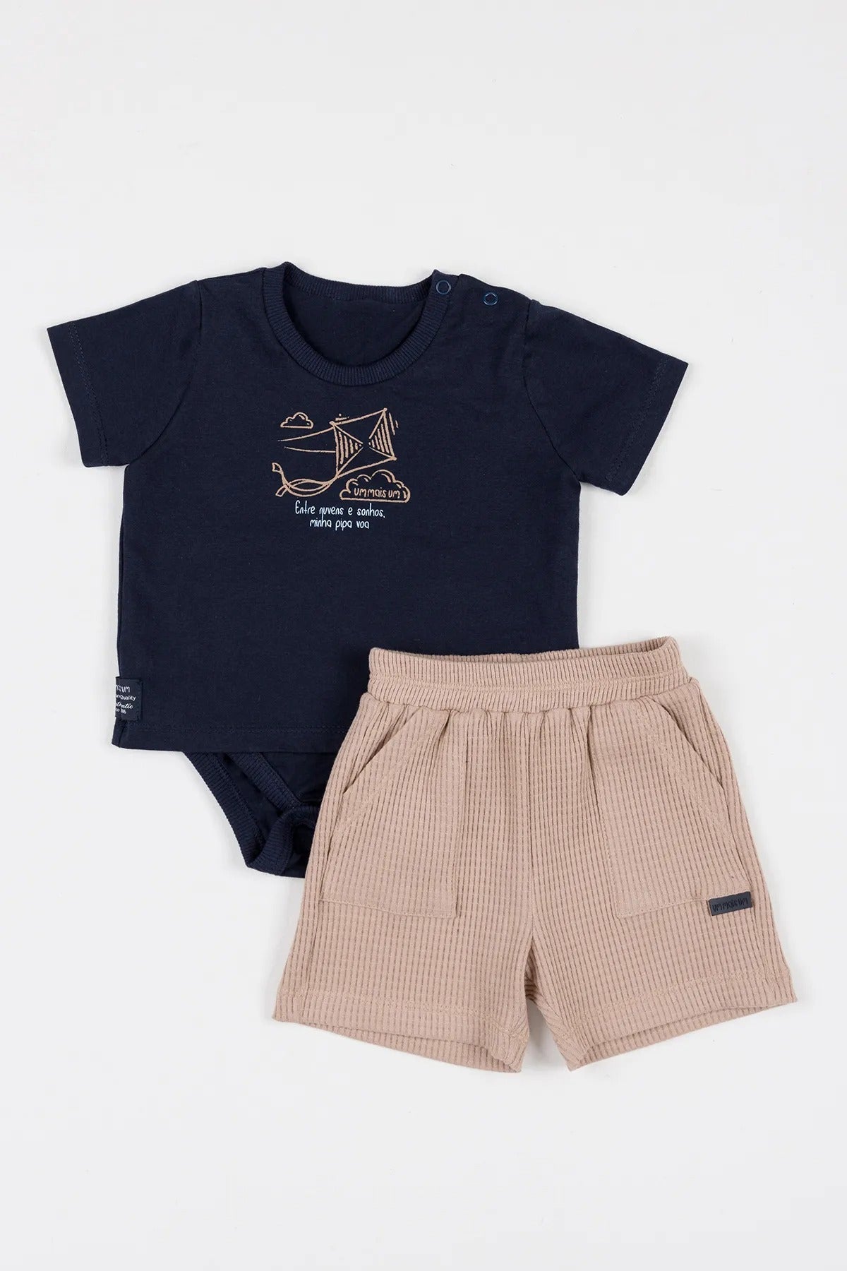 Conjunto Bebê com Camiseta Body de Malha 100% Algodão com Estampa e Bermuda de Malha Texturizada