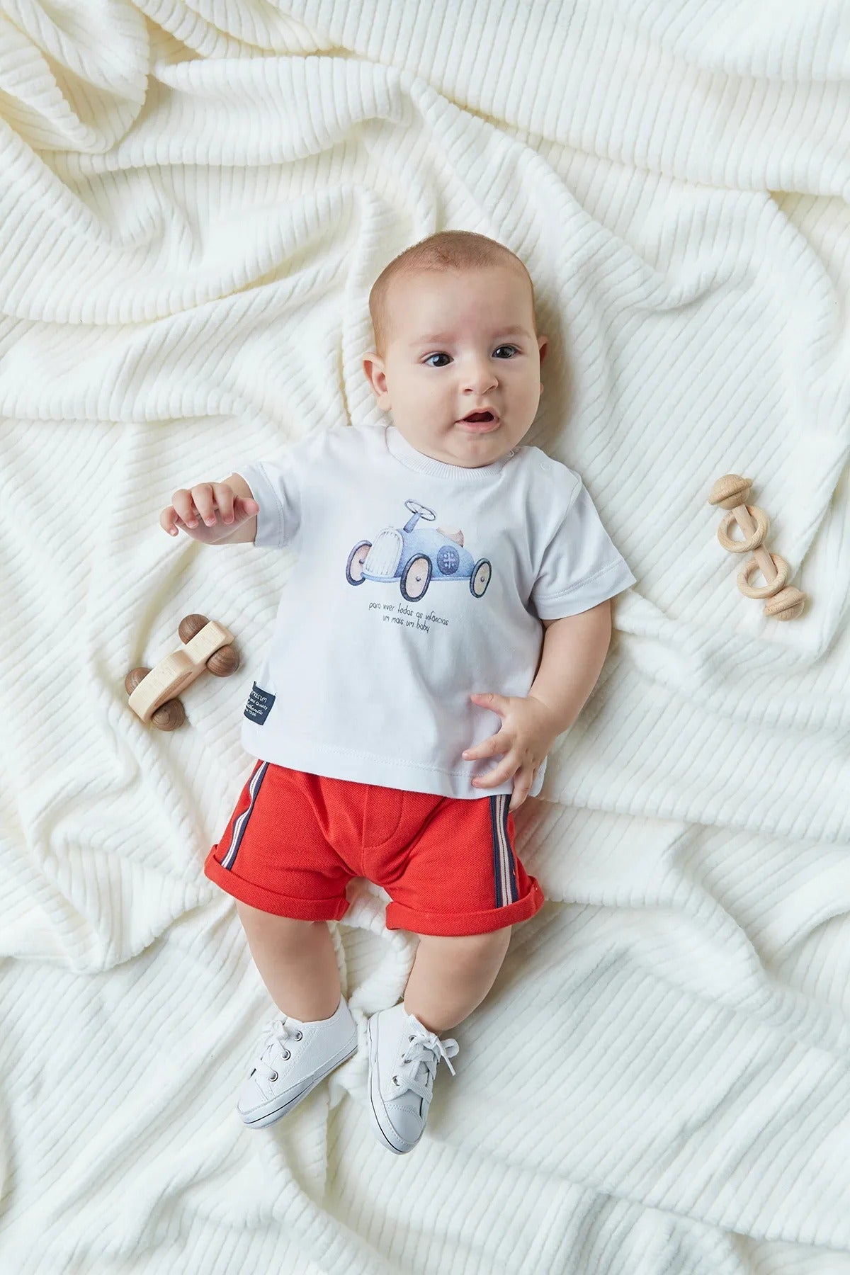 Conjunto para Bebê Camiseta de Malha 100% Algodão com Estampa Carro Vintage e Bermuda Comfy em Pique