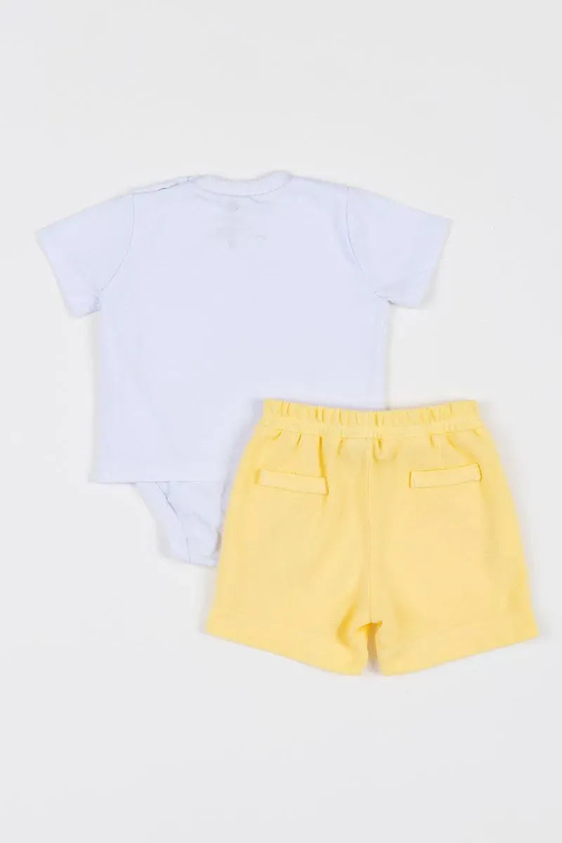 Conjunto Infantil com Camiseta Body de Malha 100% Algodão com Estampa e Aplique Boné e Bermuda de Piquet