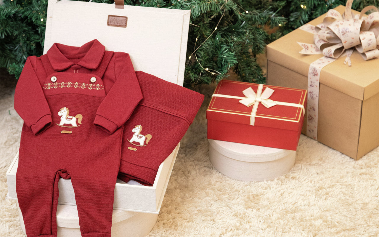 Saída Maternidade Macacão Jardineira em Malha Texturizada com Bordados e Manta Elegante Infantil Paraiso 18592