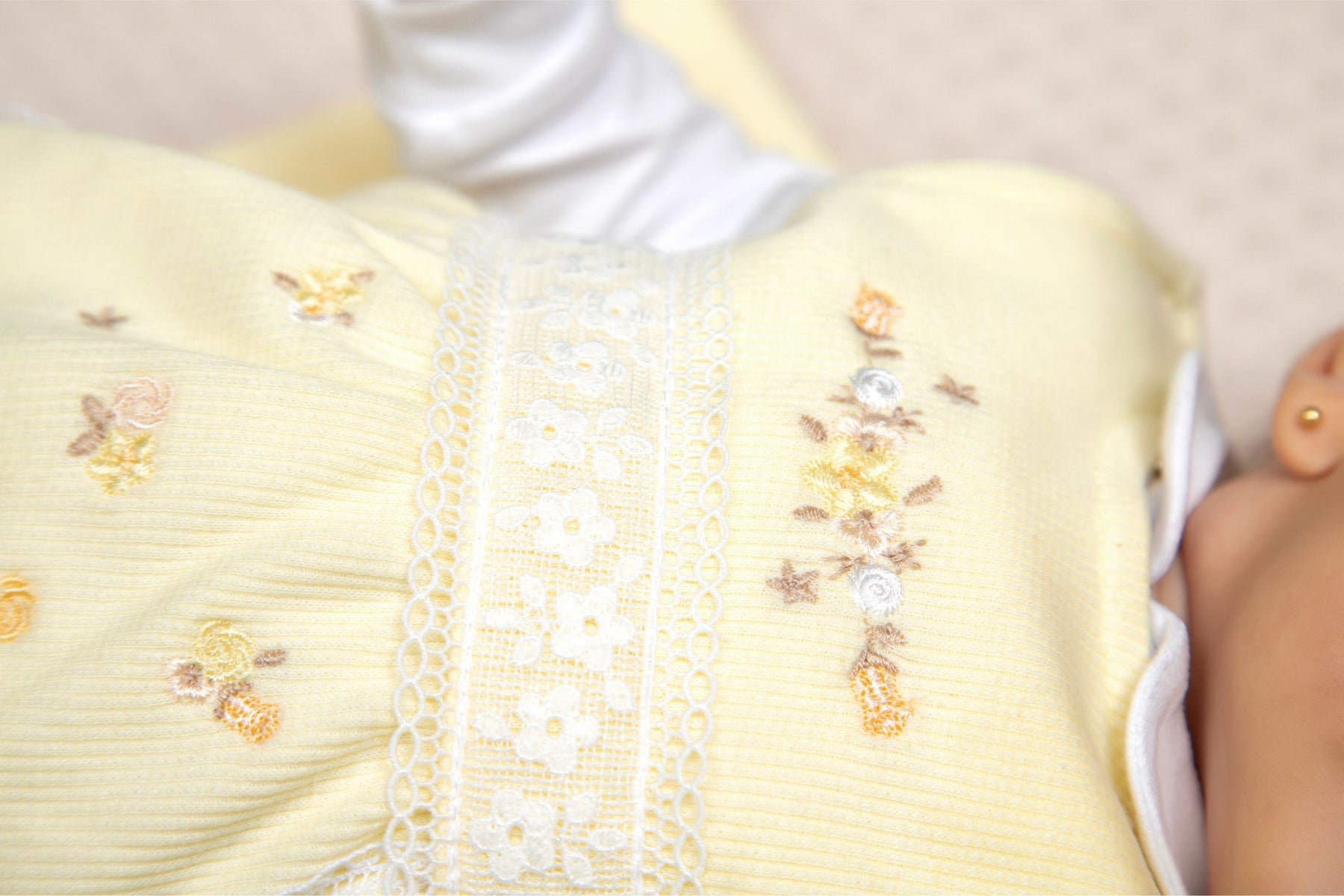 Saída Maternidade Paraiso Luxo Bordado com Manta, Sapatinho e Body