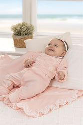 Saída Maternidade Macacão Bordado com Pérolas, Mangas Franzidas e Manta com Renda Elegante Paraiso