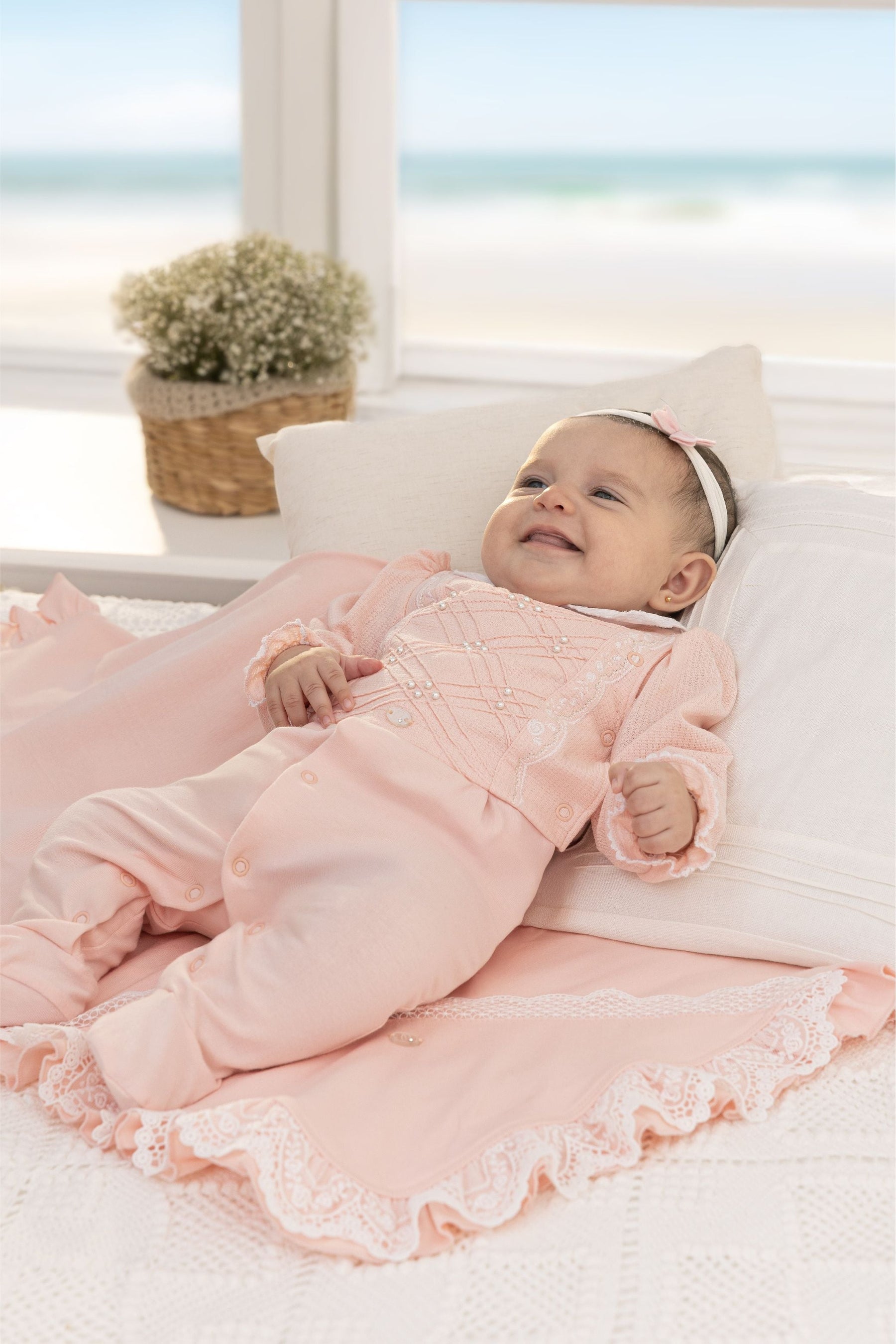 Saída Maternidade Macacão Bordado com Pérolas, Mangas Franzidas e Manta com Renda Elegante Paraiso