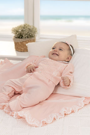 Saída Maternidade Macacão Bordado com Pérolas, Mangas Franzidas e Manta com Renda Elegante Paraiso