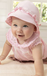 Macacão Curto de Tricoline com Bordado, Renda e Chapéu para Bebê – Paraiso