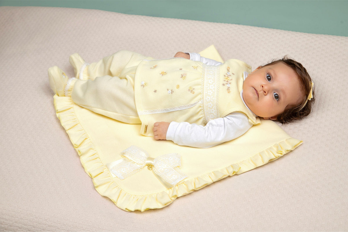 Saída Maternidade Paraiso Luxo Bordado com Manta, Sapatinho e Body