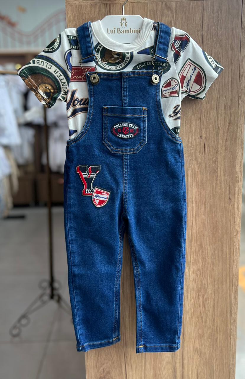 CONJUNTO CAMISETA MANGA CURTA URSO COLLEGE E JARDINEIRA JEANS BOLSO MENINO YOUCCIE