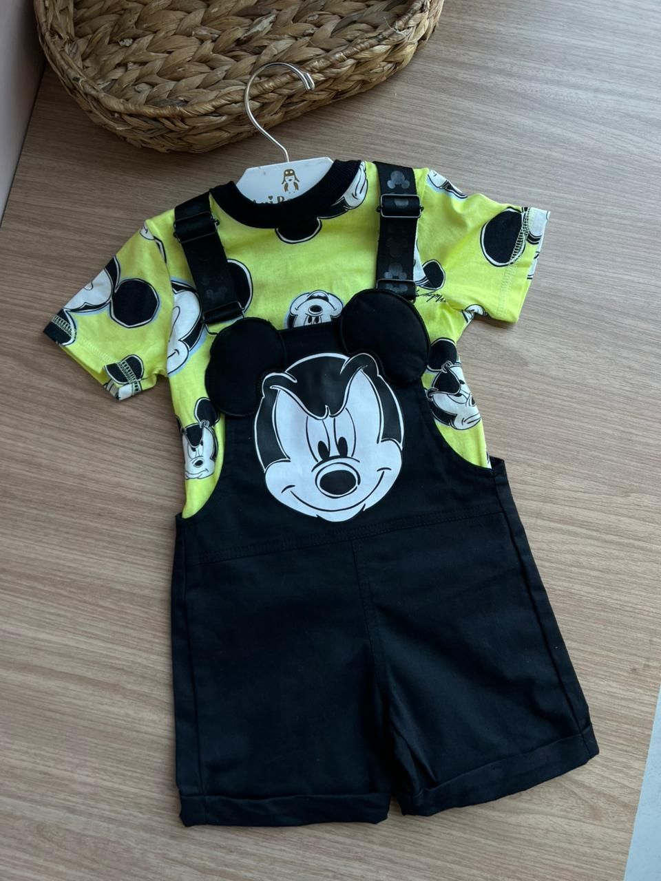 CONJUNTO CAMISETA MANGA CURTA ESTAMPA MICKEY COM JARDINEIRA MENINO MOMI