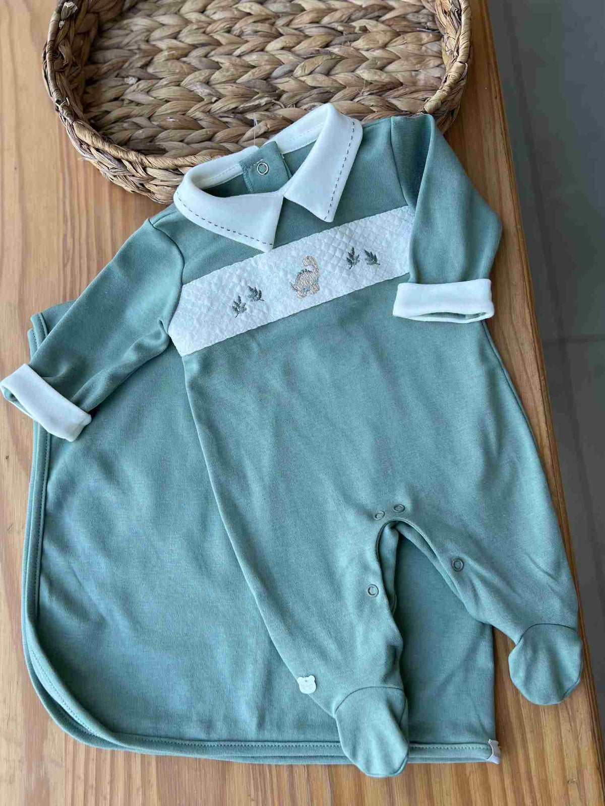 Kit Saída Maternidade Macacão Manga Longa Dino Bordado E Manta Menino Anjos Baby