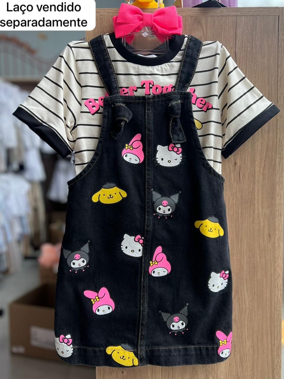 CONJUNTO BLUSA MANGA CURTA LISTRADA E SALOPETE HELLO KITTY AMARRAÇÃO MENINA MOMI