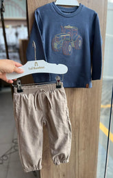 CONJUNTO CAMISETA MANGA LONGA TRATOR BORDADO E CALÇA CORTA VENTO MICROFIBRA CORDÃO MENINO ANJOS BABY