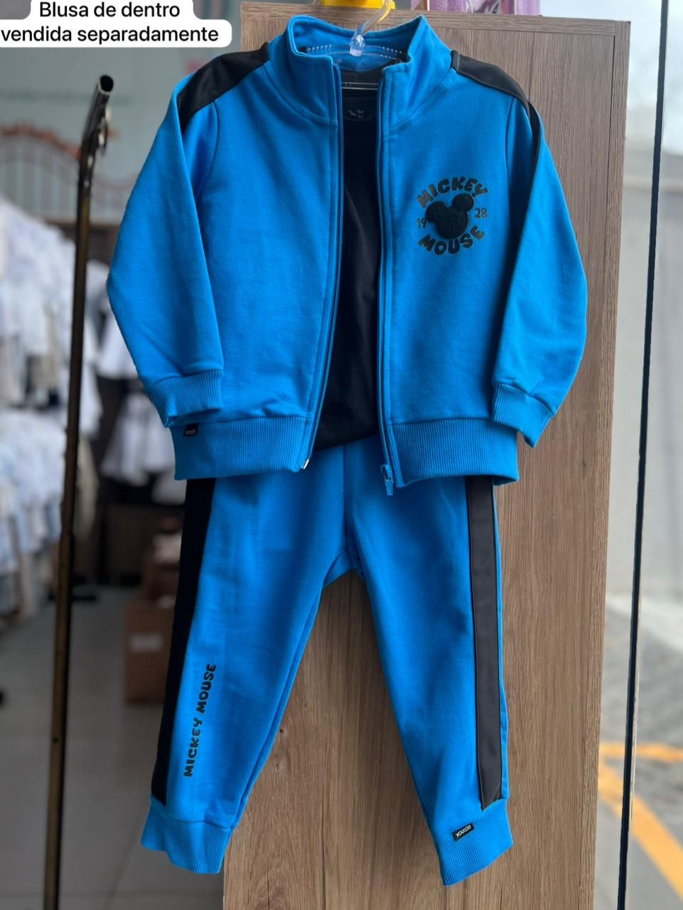 CONJUNTO JAQUETA MANGA LONGA MOLETOM ZÍPER PATCH MICKEY E CALÇA MENINO YOUCCIE