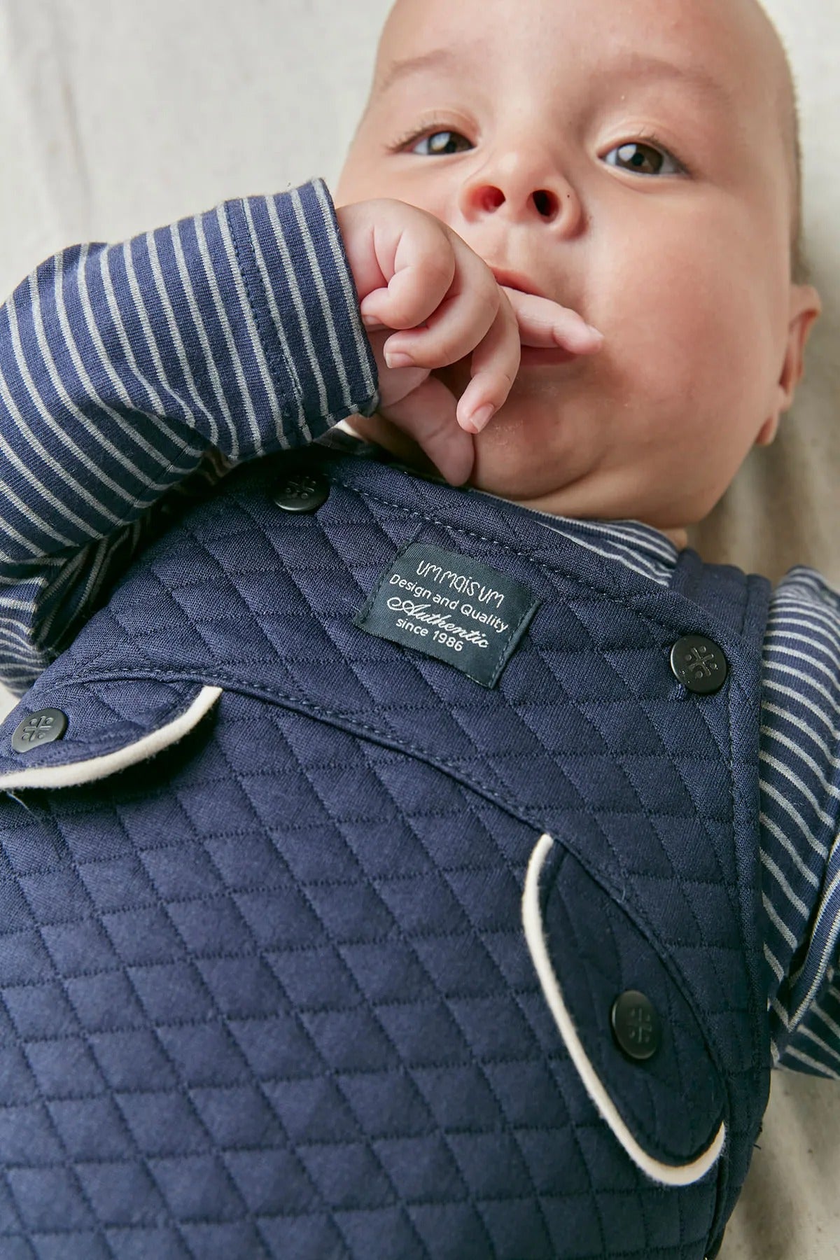 Conjunto Bebê com Camiseta de Cotton Listrado e Jardineira de Malha Jacquard Matelassê